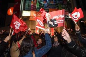 Des partisans de Béji Caïd Essebsi fêtent sa victoire présumée, le 21 décembre à Tunis. © Fethi Belaid/AFP