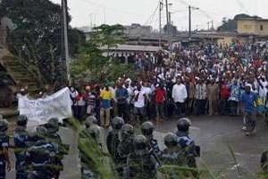 Policiers et manifestants face à face le 20 décembre à Libreville. © AFP