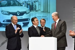 De g. à dr. : Laurent Fabius, Carlos Gohsn, Emmanuel Macron et Abdelmalek Sellal lors de l’inaugurant de l’usine Renault d’Oran, en novembre 2014. © Renault