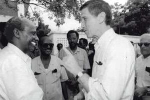 Avec le seigneur de guerre Mohamed Farrah Aidid, à Mogadiscio, en 1993. © Scott Applewhite/AP