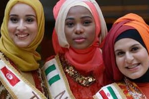 Miss Monde Muslimah 2014 : F. Ben Guefrache (Tunisie), B. Adebayo (Nigeria) et S. Zand (Iran). © Adek Berry/AFP