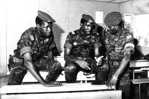 De gauche à droite : Blaise Compaoré, Thomas Sankara et Jean-Baptiste Lingani, le 4 août 1983, jour où Sankara prend le pouvoir © Archives Jeune Afrique