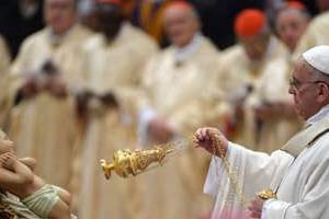 Le pape François à la messe de minuit à la Basilique Saint Pierre, au Vatican le 24 décembre. © Alberto Pizzoli/AFP