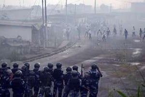 Des manifestants affrontent la police à Libreville le 20 décembre 2014. © Celia Lebur/AFP