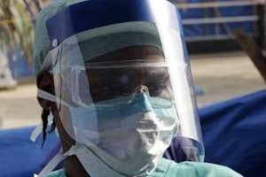 Un membre du personnel soignant à Freetown en Sierra Leone, le 19 décembre 2014. © AFP