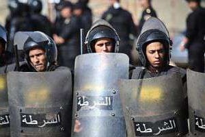 Des policiers égyptiens lors d’une manifestations anti-Moubarak le 29 novembre 2014. © AFP