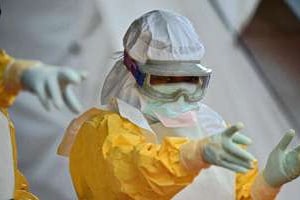 Un soignant d’Ebola. © AFP