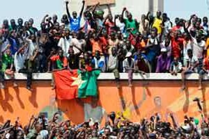 Le 31 octobre, à Ouagadougou, les manifestants laissent éclater leur joie. © Issouf Sanogo/AFP
