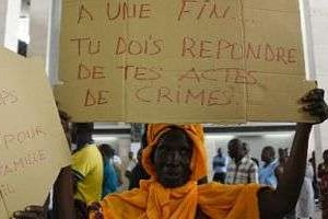 Une femme manifeste le 29 décembre au tribunal d’Abidjan. © AFP