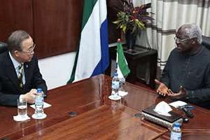 Ban Ki Moon (g), et le président de la Sierra Leone Ernest Bai Koroma. © AFP