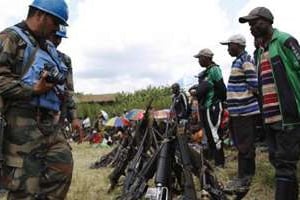 Un membre de la Monusco fait le point avec les rebelles FDLR déjà désarmés. © Reuters