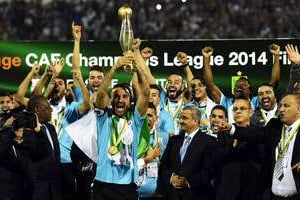 Farid Mellouli (ES Sétif) brandit le trophée de la Ligue des Champions, le 1er novembre à Blida. © AFP