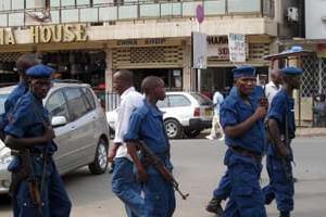 Des forces de l’ordre burundaises, le 26 septembre 2013 à Bujumbura. © AFP