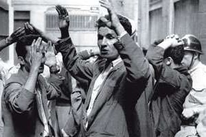 Des Algériens arrêtés après l’explosion d’une bombe, dans une rue de Constantine, en 1955. © AFP