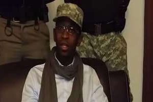 L’opposant gambien Cheikh Sidya Bayo, dans la vidéo postée le 29 décembre 2014 sur Youtube. © Capture d’écran Youtube/Jeune Afrique