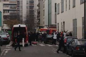 Devant les locaux du journal « Charlie Hebdo », à Paris, mercredi 7 janvier. © DR