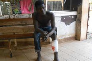 Un des jeunes manifestant blessé par balle à Conakry. © Diawo Barry