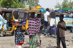 Des petits vendeurs de rue de Maiduguri, dans le nord-est du Nigeria, le 24 mai 2014. © AFP