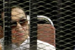 Moubarak au tribunal du Caire en août 2013 © AFP