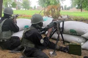 Les forces de police camerounaises lors d’une opération contre les islamistes de Boko Haram. © AFP