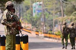 Des soldats kényans montent la garde à proximité du centre commercial du Westgate en septembre 20 © AHMET ERKAN YIGITSOZLU/ANADOLU AGENCY/AFP