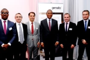 Au centre Bruno Koné, ministre ivoirien des TIC, à sa gauche Eric Claudel, président Afrique & Moyen-Orient de Gemalto. © Gemalto