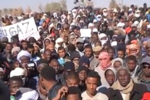 Des manifestatnts anti gaz de schiste, le 13 janvier à In Salah, dans le Sahara algérien. © In Salh Sun & Power/facebook