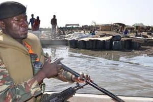Un soldat camerounais arrive à Darak, sur le Lac Tchad, le 1er mars 2013. © AFP