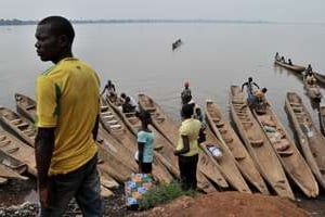 Des embarcations sur les rives du fleuve Oubangui. © AFP