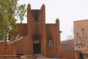 Une église incendiée à Niamey par des manifestants anti-Charlie Hebdo, le 17 janvier 2015. © AFP