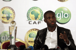 Yaya Touré reçoit son trophée de meilleur joueur afriain de l’année 2014. © Sunday Alamba/AP/SIPA