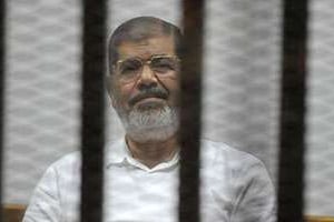 Mohamed Morsi, dans la cage des accusés lors d’un procès au Caire, le 5 novembre 2014. © AFP