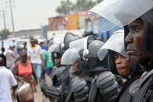 Des policiers déployés le 12 janvier à Kinshasa. © Papy Mulongo / AFP