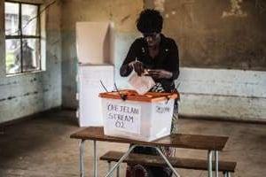 Une Zambienne dépose dans l’urne son bulletin de vote, le 20 janvier à Lusaka. © AFP