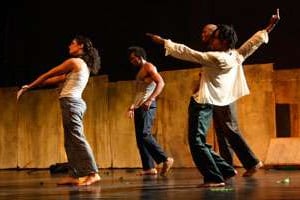 Les affrontements de décembre 2006 ont inspiré Nuit blanche à Ouagadougou. © Faso danse théâtre