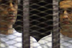 Alaa et Gamal Moubarak au tribunal du Caire. © Archives / AFP