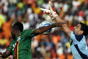 L’attaquant zambien Mayuka au duel avec le gardien tunisien Mathlouthi. © Themba Hadebe/AP/SIPA