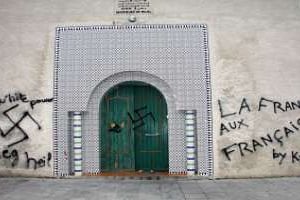 Une mosquée profanée par des tags de croix gammées en 2009 © THIERRY ANTOINE/AFP