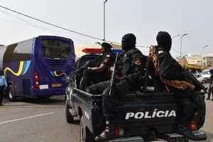 La police équato-guinéenne escorte le bus de l’équipe de Côte d’Ivoire à Malabo, le 22 janvier © AFP