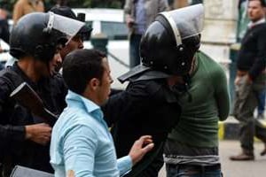 Un homme est arrêté pendant la manifestation du 24 janvier 2015. © Mohamed El-Raay/AFP