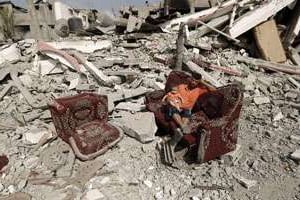 Un Palestinien au milieu des décombres à Gaza. © AFP
