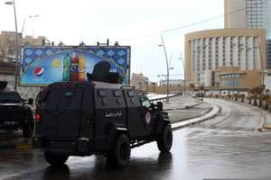 Des forces de sécurité autour de l’hôtel Corinthia. © AFP