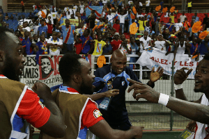 Les joueurs congolais fêtent leur qualification avec leurs fans dans le stade de Bata. © Photo AP