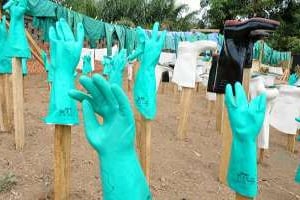 Des gants d’équipes médicales traitants Ebola © AFP