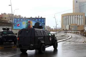 Des forces de sécurité libyennes près de l’hôtel Corinthia, le 27 janvier 2015. © AFP
