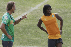L’entraîneur ivoirien Hervé Renard donne des consignes à Gervinho. © Photo AP