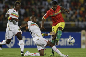 Le Guinéen Kévin Constant a trompé la défense malienne sur penalty. © Photo AP