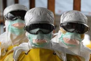 Des employés médicaux à l’hôpital Elwa de Monrovia en août 2014 © Dominique Faget/AFP