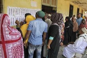 Les électeurs font la queue devant le bureau de vote à Mbeni, le 25 janvier. © Ibrahim Youssouf/AFP