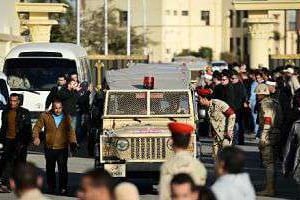 Des forces armées égyptiennes près de l’aéroport du Caire le 30 janvier 2015. © AFP